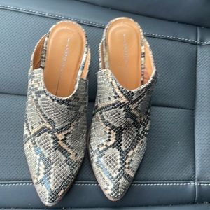 Women’s Report Textured Snake Skin Mule with Heel. Size 8. Very good condition